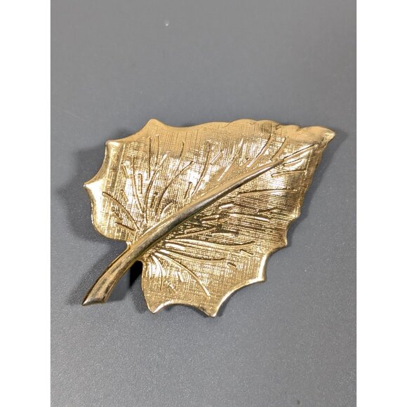 Vintage Gold Tone Textured Leaf Pin Brooch Retro Classic - Picture 10 of 10